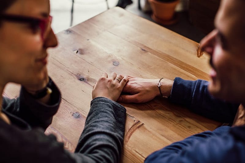 El arte de la escucha activa: cómo la energía femenina y masculina se complementan en la comunicación