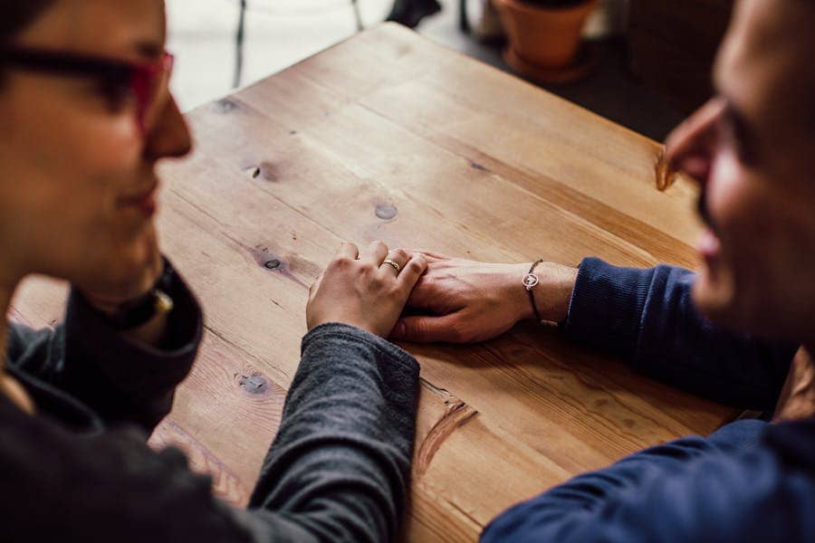El arte de la escucha activa: cómo la energía femenina y masculina se complementan en la comunicación